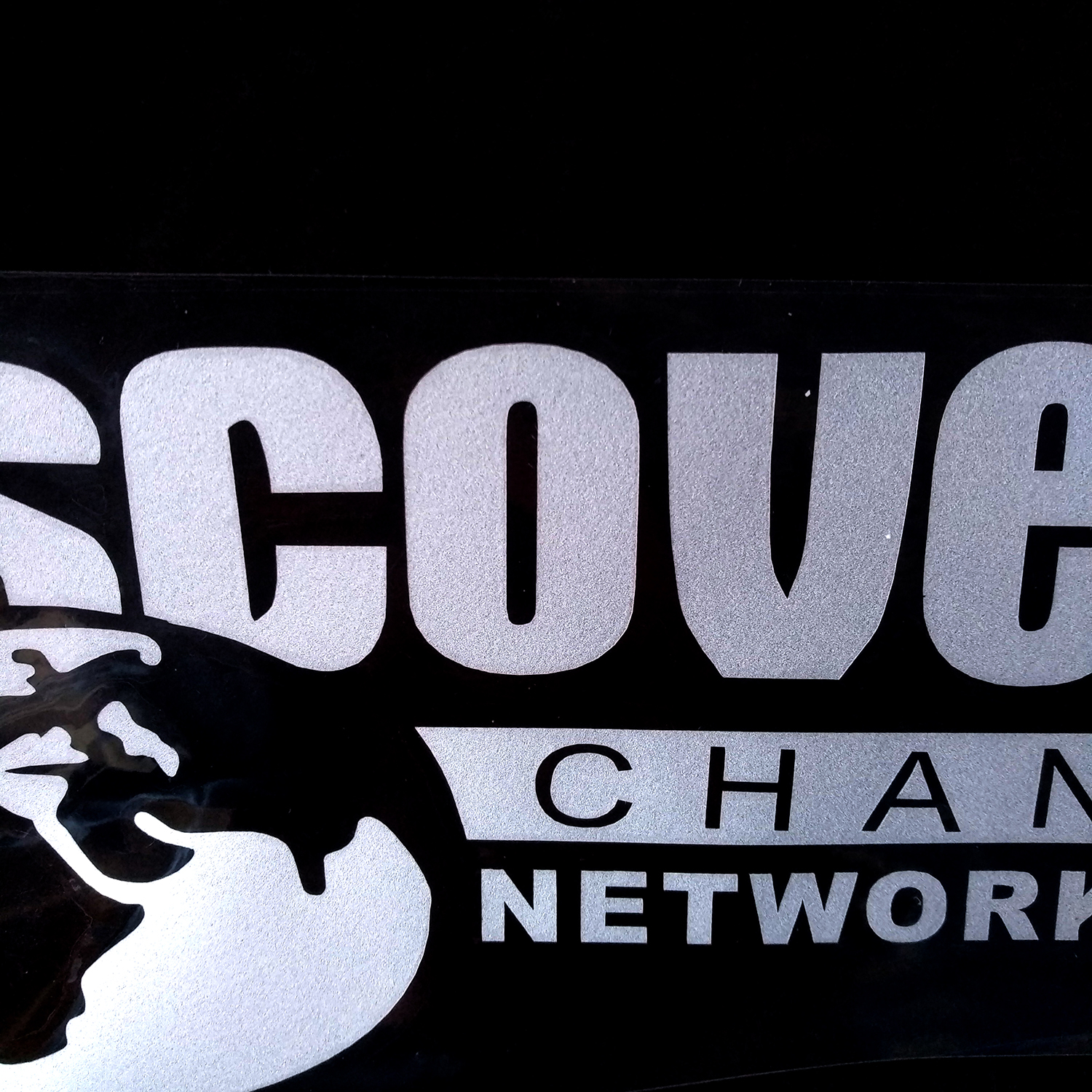 Decal dán DISCOVERY CHANNEL loại nhỏ ( Kích thước 25cm x 9.5cm )