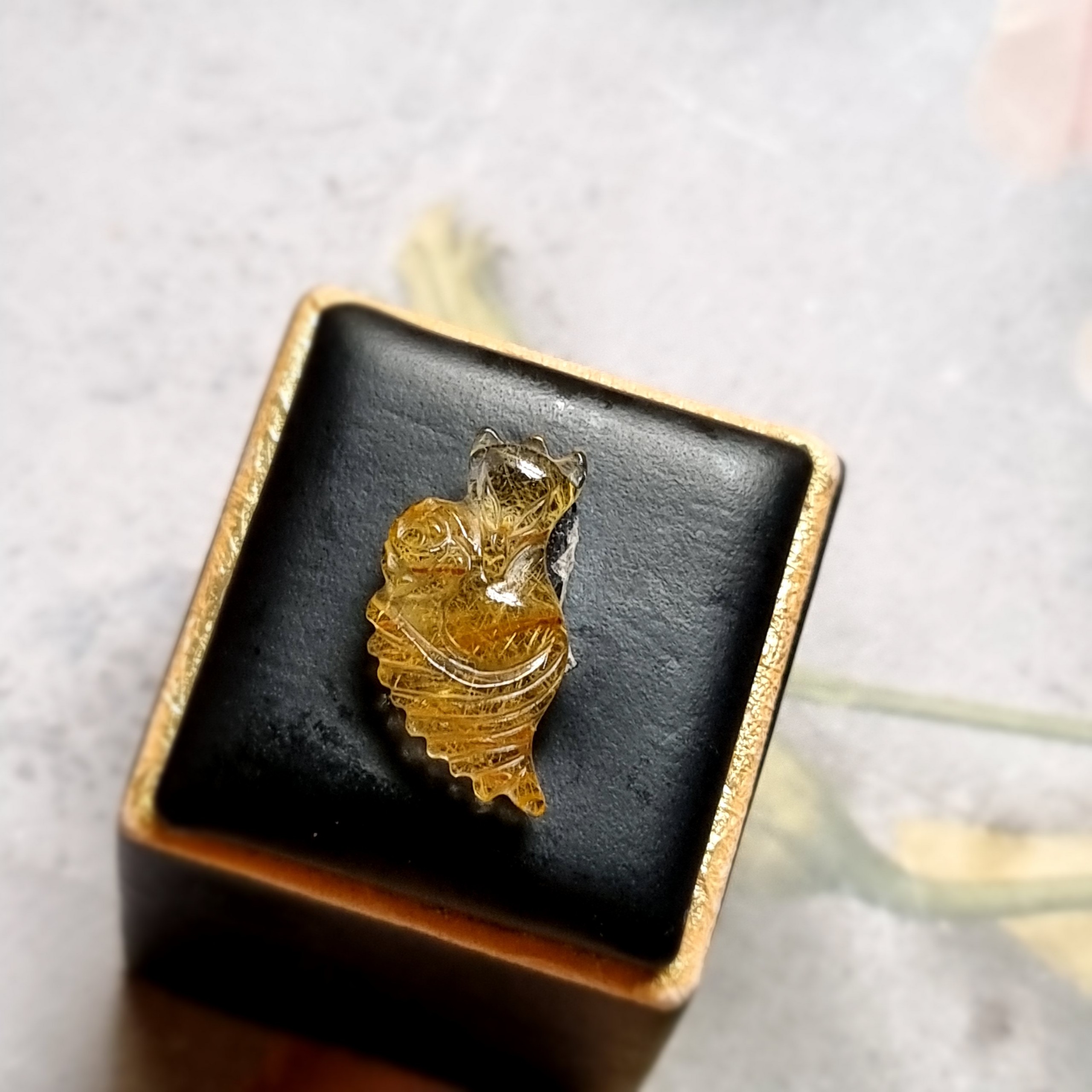 VÒNG CỔ CỬU VỸ HỒ LY THẠCH ANH TÓC VÀNG ĐUÔI VŨ (LÔ 01)