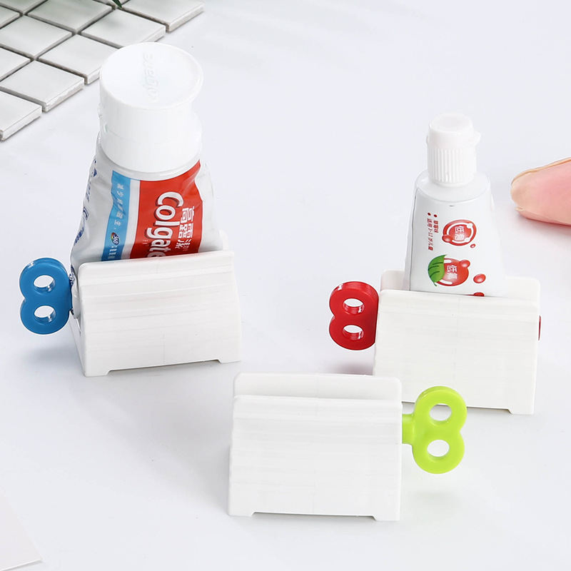 Automatic toothpaste squeezer cleanser