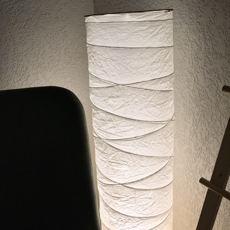 Đèn cây giấy lụa Vickleby IKEA trang trí phòng khách, phòng ngủ