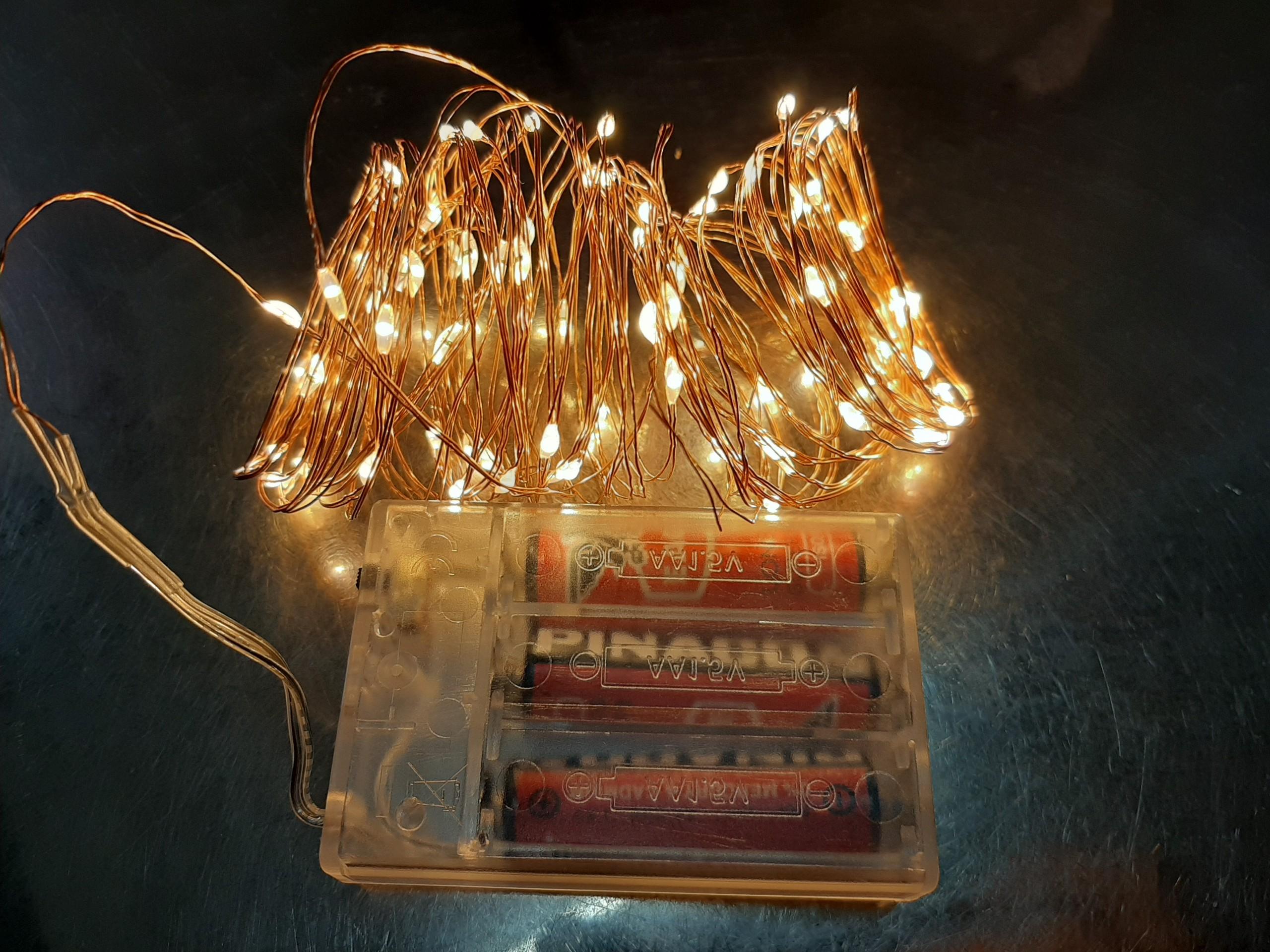 [HCM]Dây đèn dài 10m gồm 100 đèn LED màu vàng nắng dùng trang trí. Chất liệu dây: dây đồng mềm mại và co giãn có thể uốn treo lên bất kì nơi nào bạn muốn