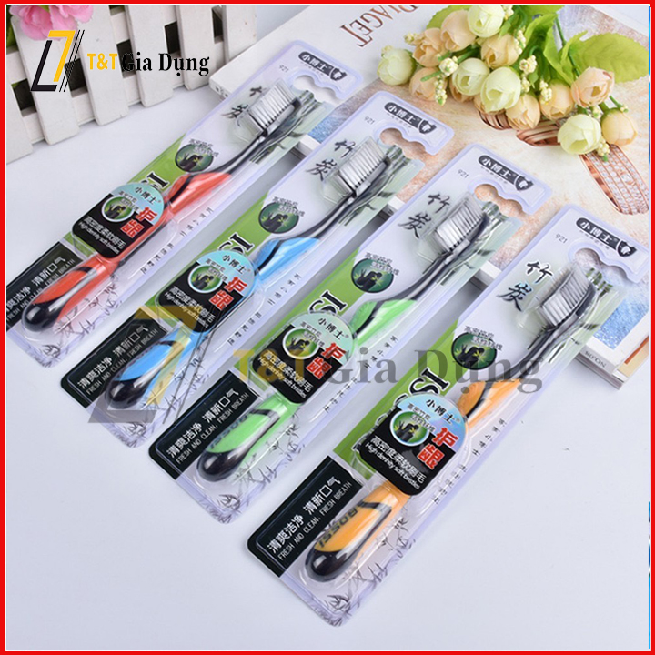 Combo 4 cái Bàn Chải Đánh Răng Than Tre Hoạt Tính Bossi Hàn Quốc thiết kế đầu bàn trải mỏng hơn đặc biệt lông bàn chải được bổ sung than hoạt tính và ion Ag+ giúp kháng khuẩn đến 99.9%.