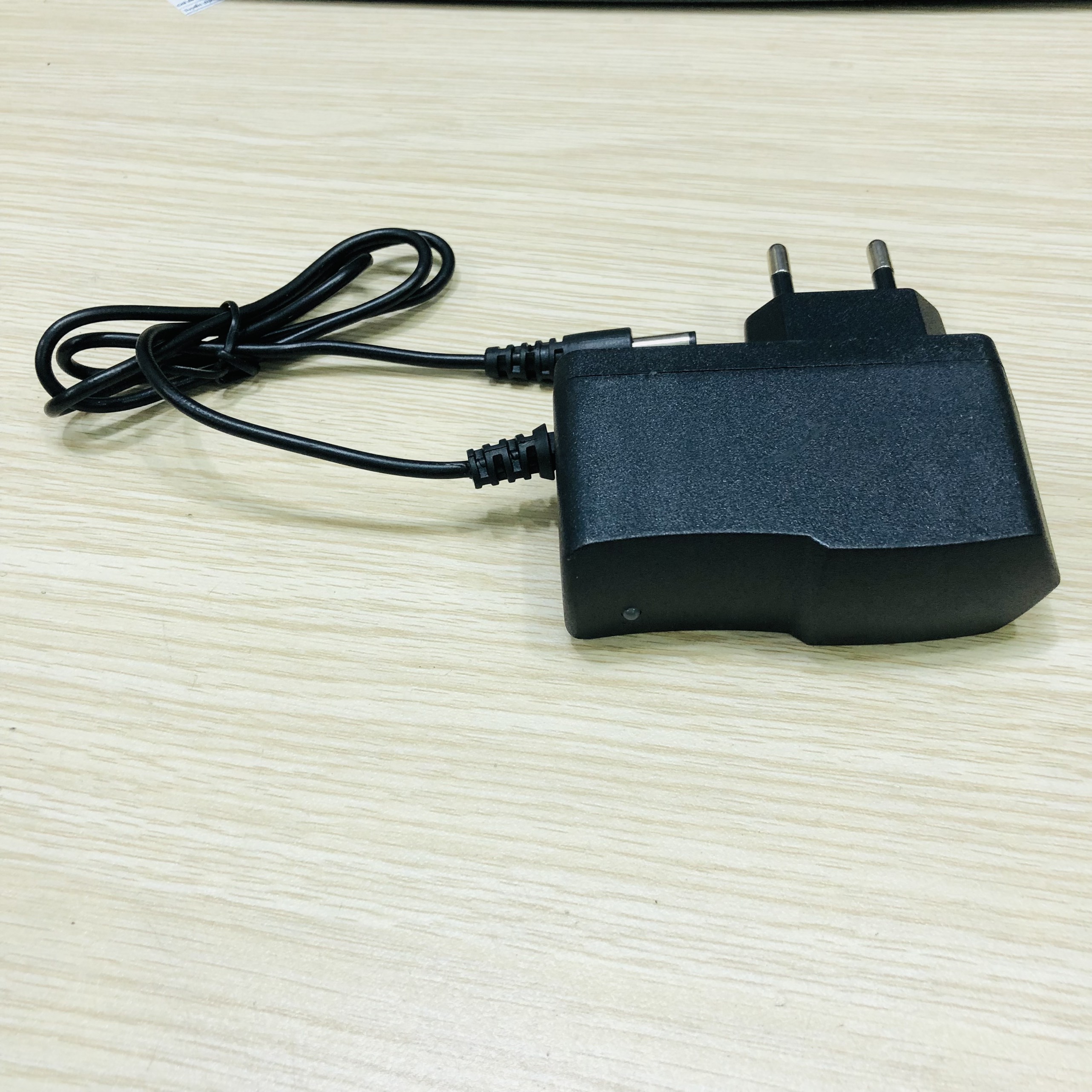 Cục sạc output 12 VDC - 1A jack 5.5 mm (input 100 -240VAC)