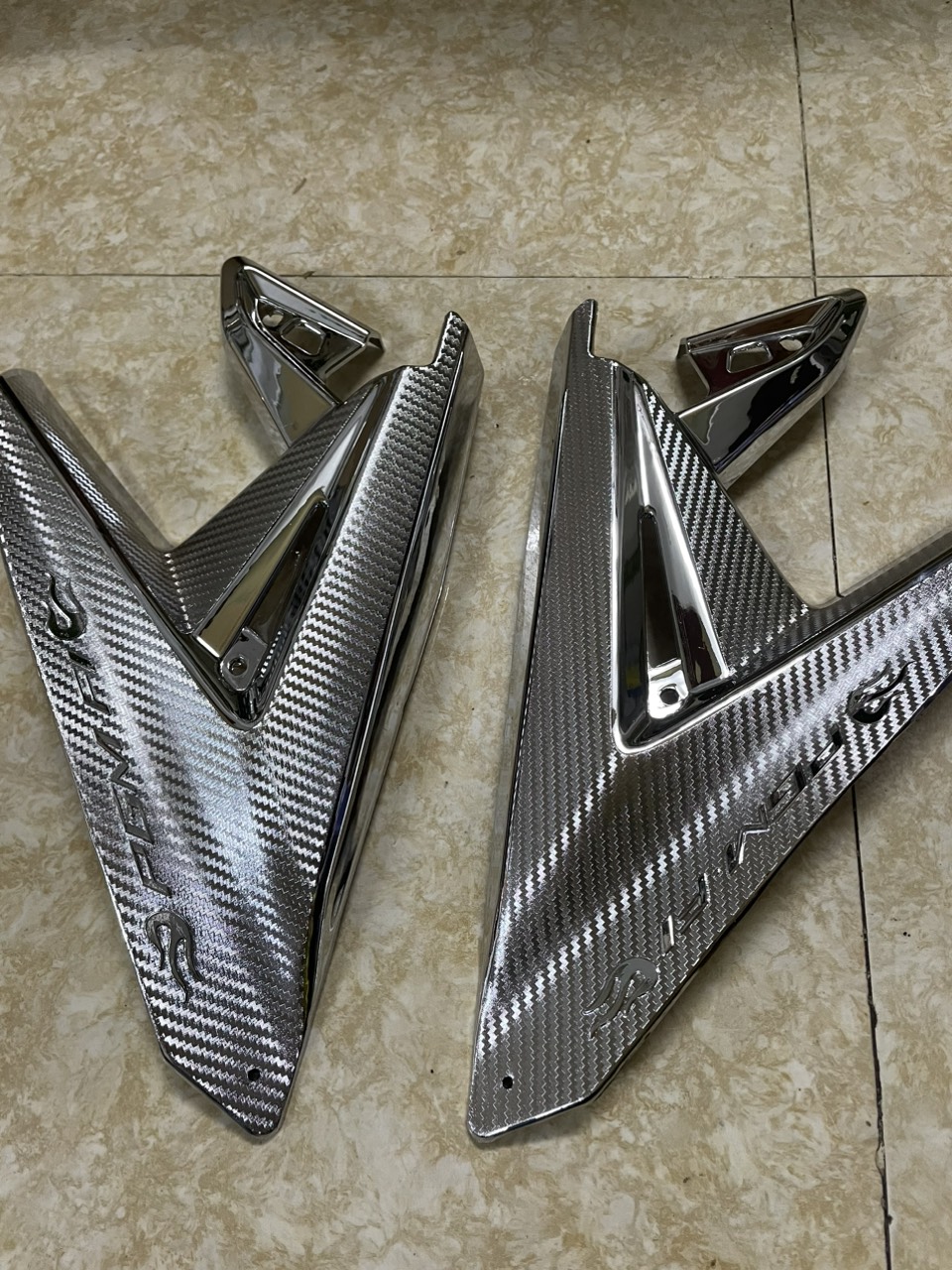 Ốp gác chân sau nhựa mạ crom xi xe air blade 2013 2014 2015