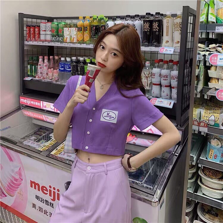 Áo thun cotton croptop cổ V in logo phối hàng nút trước ngực siêu hot TTSLA0139