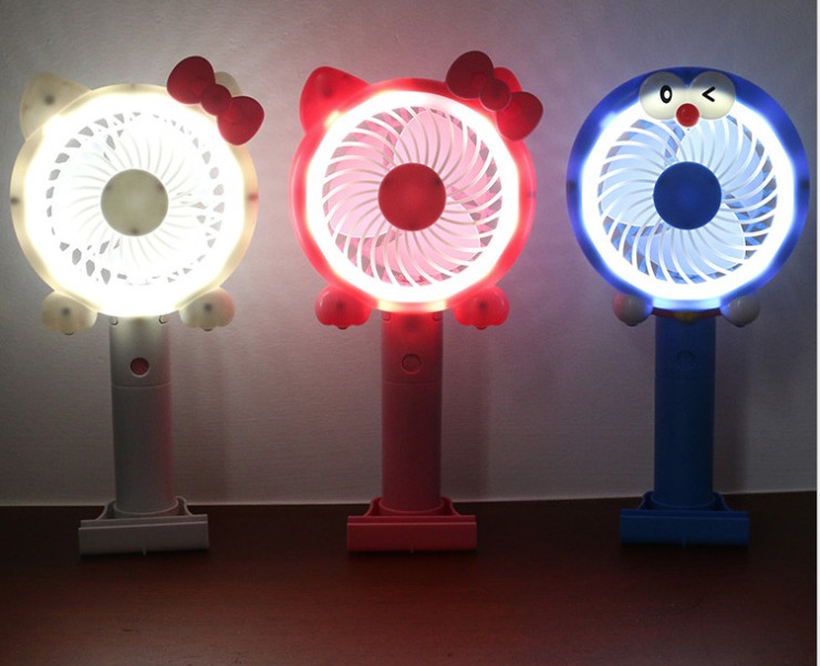 Quạt mini cầm tay có đế mẫu kitty,doremon có đèn led