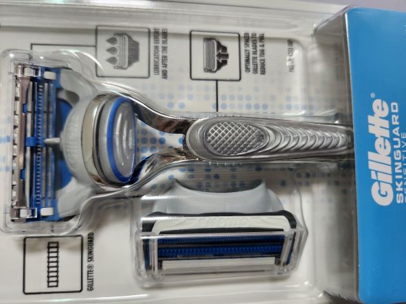 SkinGuard Razor For Men With Sensitive Skin (1 handle and 2 refill Cartridges)