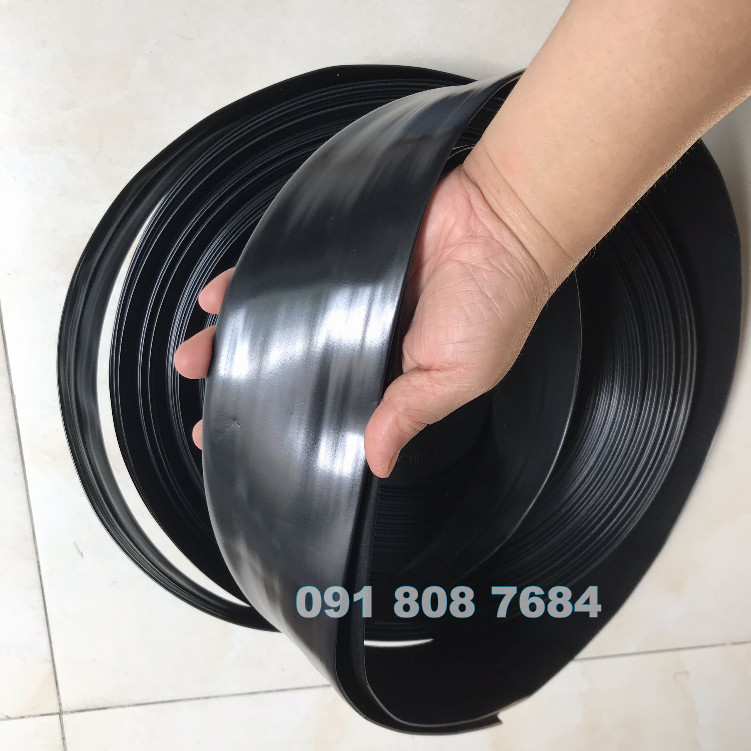 ỐNG TƯỚI DẸP PHUN MƯA PHI 42MM, CHIỀU DÀI 100M (ỐNG AVA ĐỤC 3 LỖ)