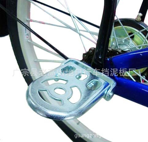 Để chân gắn trục sau xe đạp