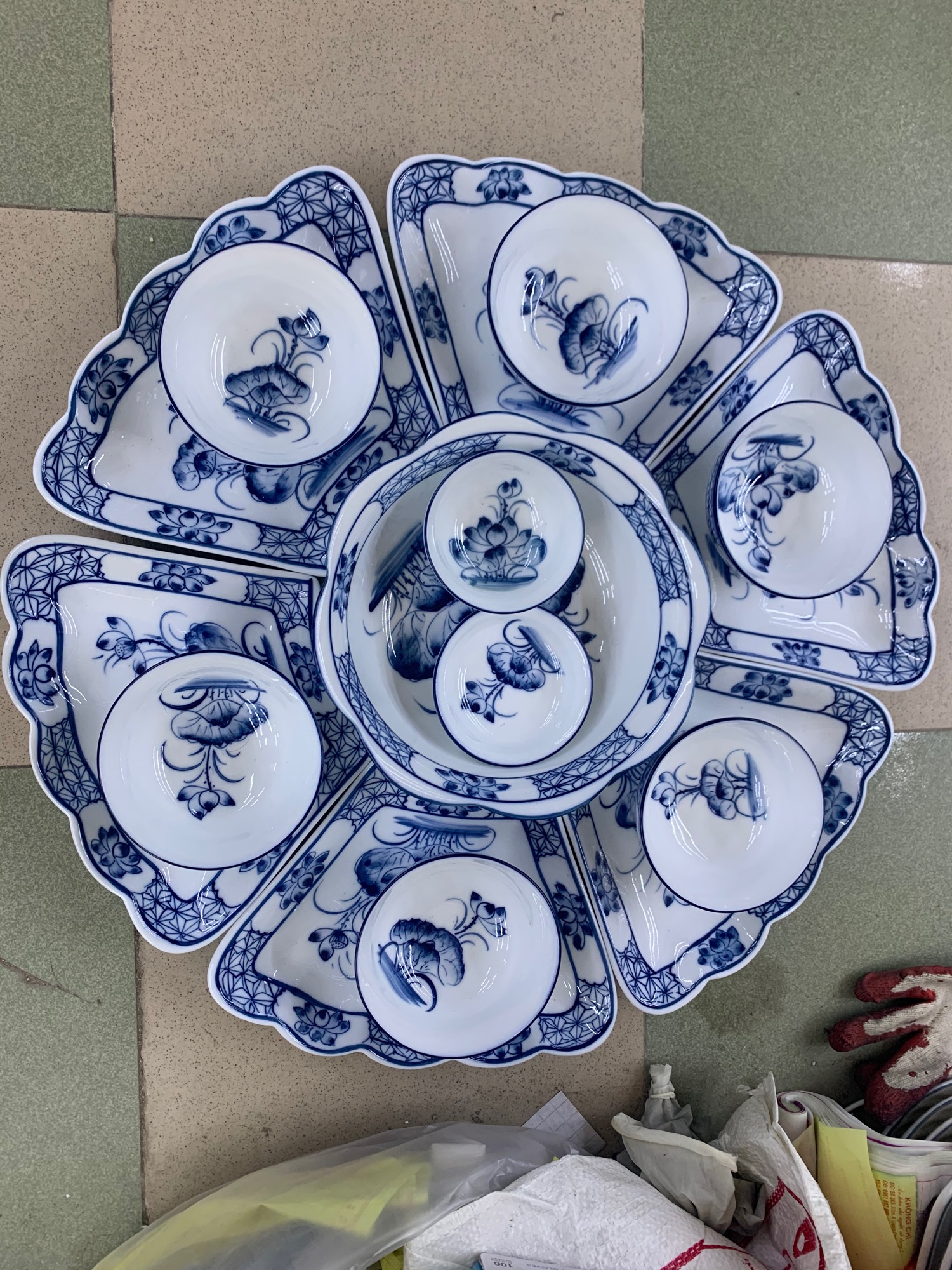 Bộ bát đĩa hoa mặt trời, họa tiết hoa sen xanh. Gốm sứ Bát Tràng cao cấp.