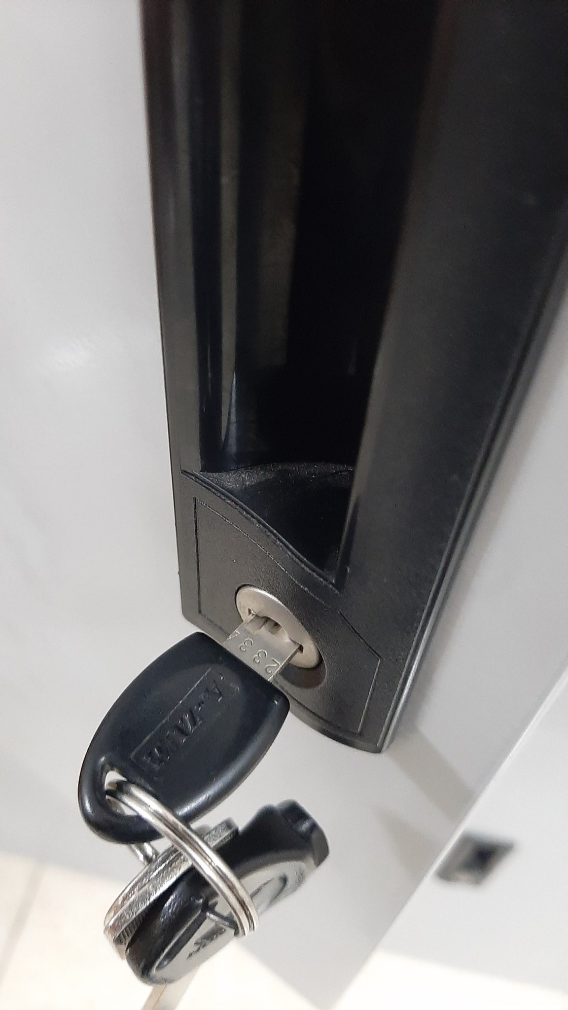 Khóa tủ tài liệu Hòa Phát bằng sắt