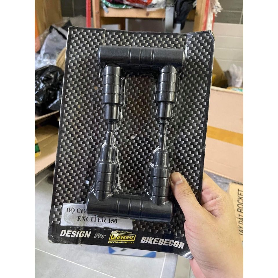 Bộ chống đổ chữ U xe Exciter 150 và xe Exciter 155 gắn ở gác chân sau - phụ kiện xe máy