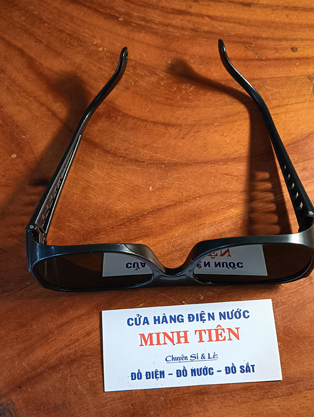 Kính hàn đen bảo vệ mắt khi hàn sắt.