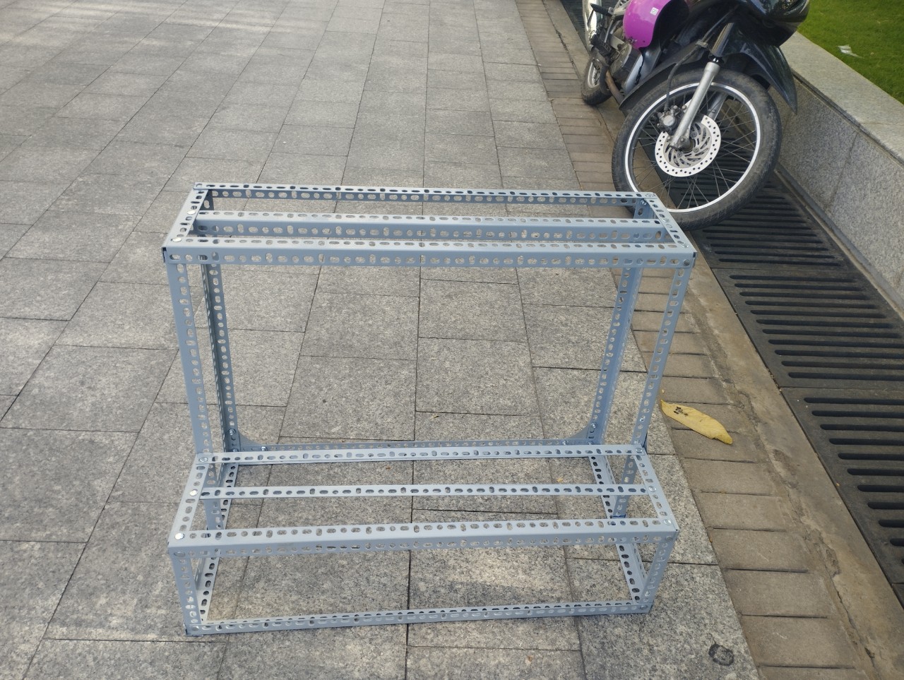 kệ sắt v lỗ bậc thang 2 tầng