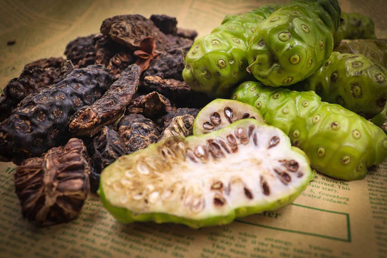 1kg trái nhàu rừng khô sạch, thu hái từ rừng tự nhiên, hàng sạch đảm bảo