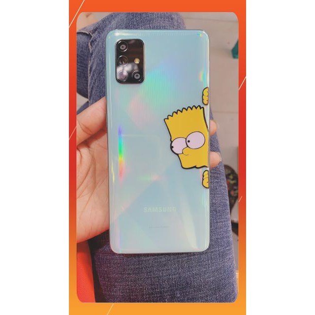 Tem Simpson lấp ló điện thoại