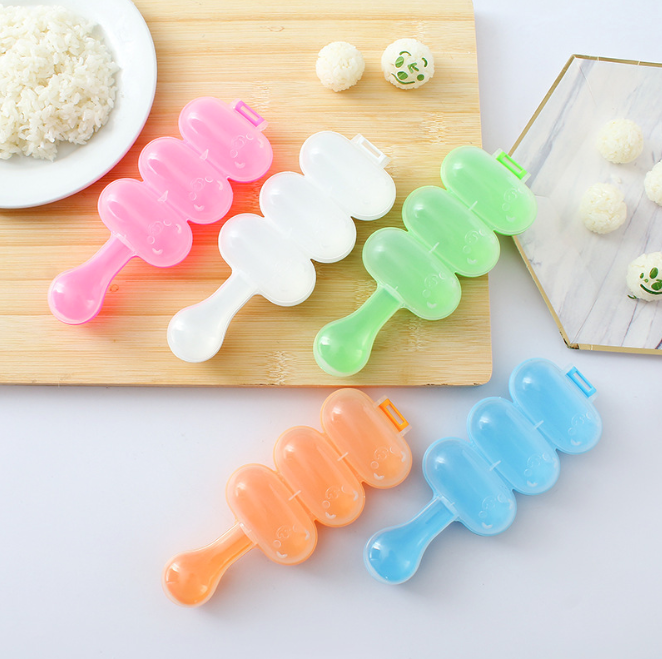Khuôn lắc cơm kèm thìa cho bé ăn dặm DC03