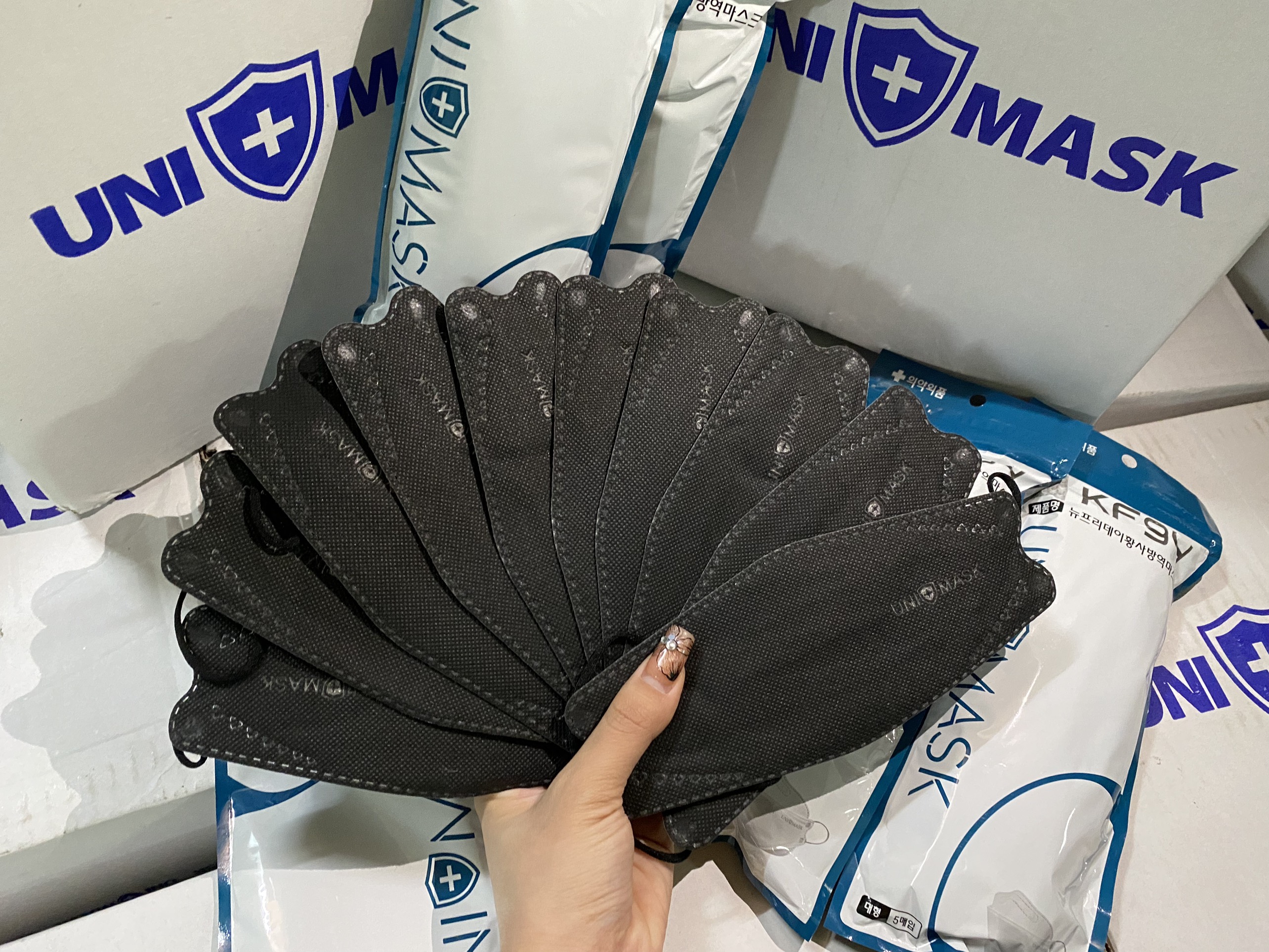 Set 50 cái khẩu trang kf94 4d unimask màu đen 4 lớp chống nước, thoáng khí dày dặn nhất