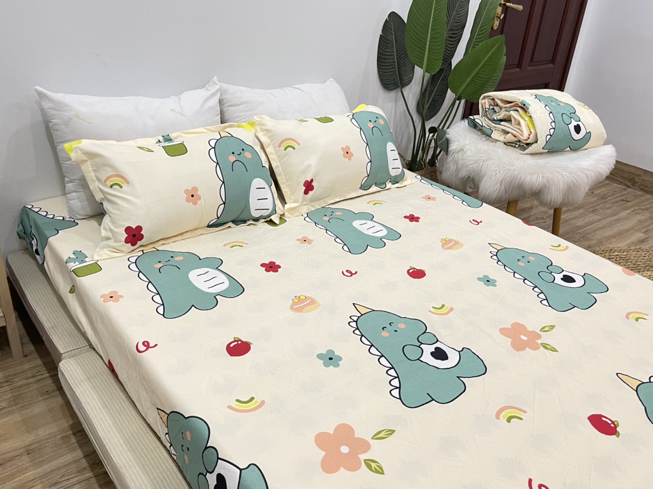 Set Ga Gối Mẫu Khủng Long Cà Chua CHM47 ( Gồm 1 ga bo chun, 2 vỏ gối nằm và 1 vỏ ôm )