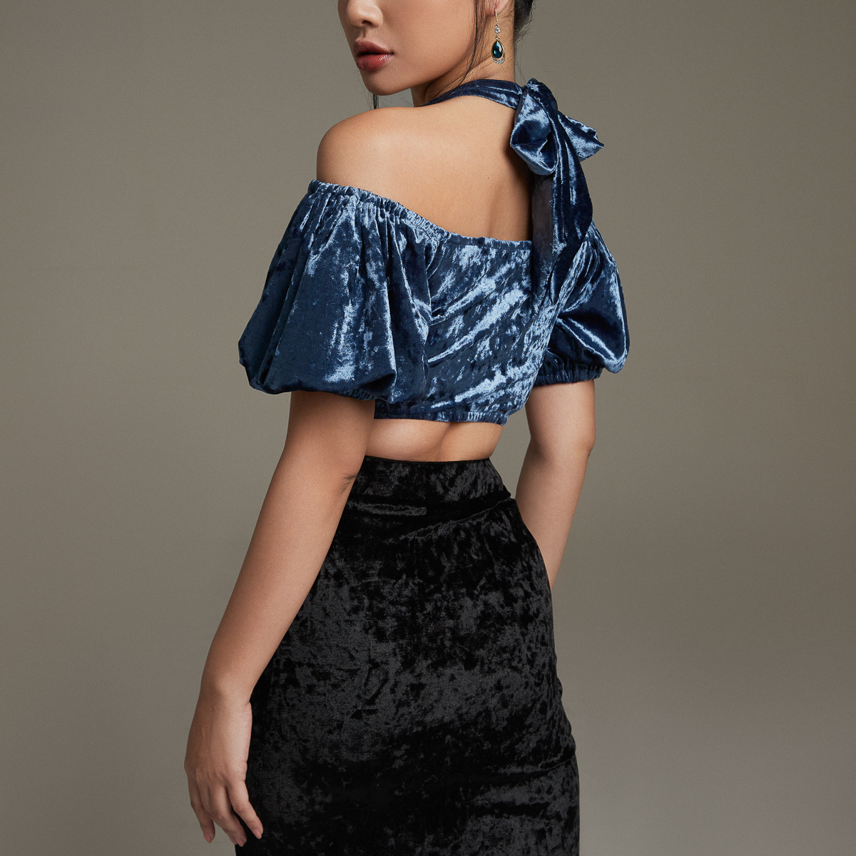 [NHẬP MÃ NOVFALAZSOCIAL02 GIẢM 40K ĐƠN 199K  ] Áo croptop Maybi ôm nhung tay phồng phối cột nơ