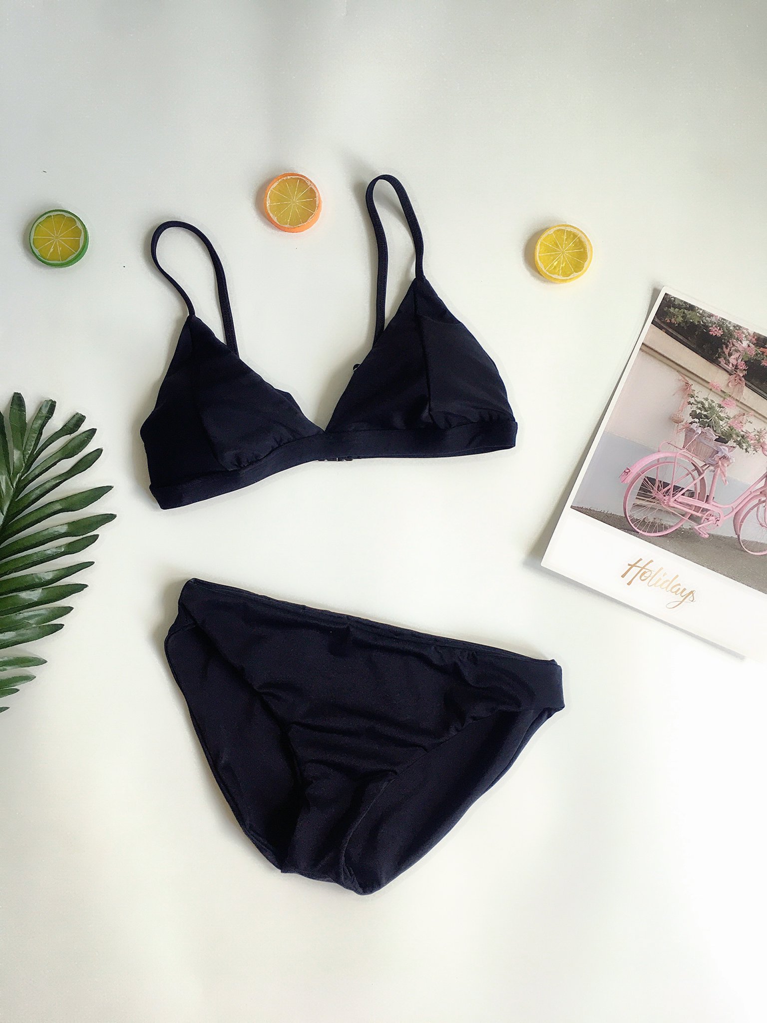 Bikini tam giác đen