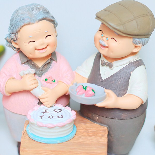 Tượng ông bà hạnh phúc - làm bánh sinh nhật