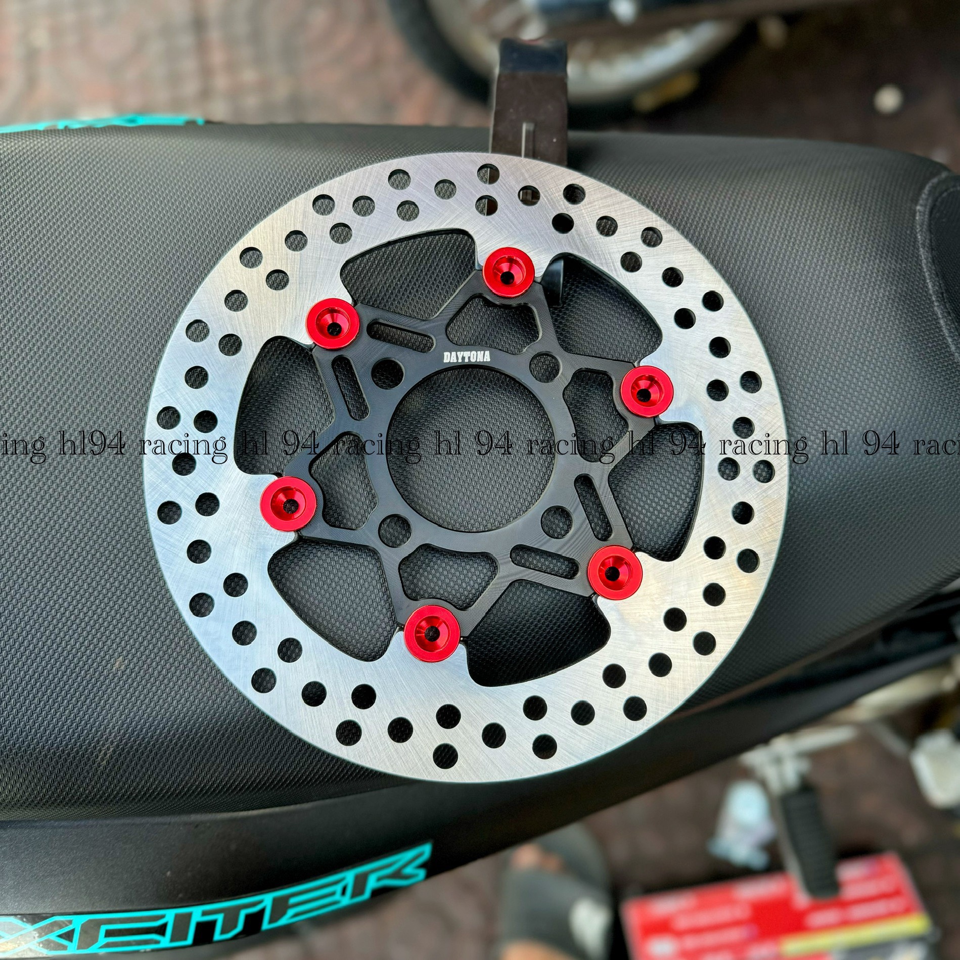 Đĩa thắng Daytona khoen đỏ 220mm lắp đặt nhiều dòng xe