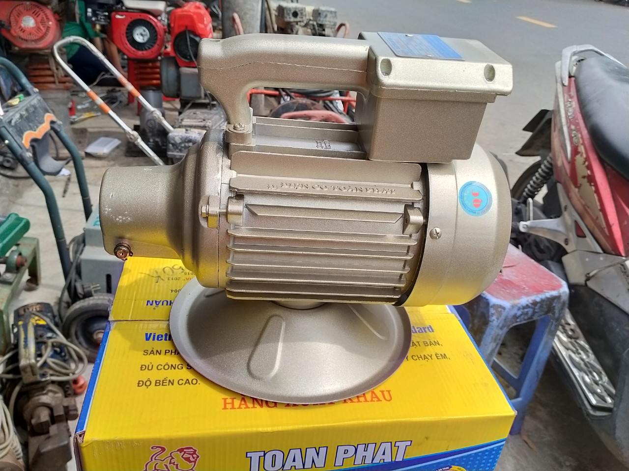 Máy đầm dùi motor Toàn Phát