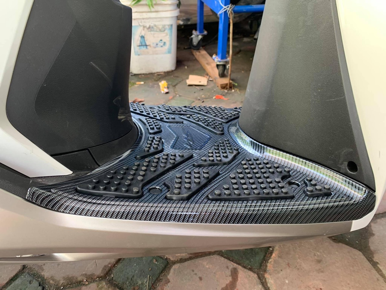THẢM ĐỂ CHÂN CARBON XE SH 2017-2019  VIỆT NAM ( HÀNG ARTISTAR)
