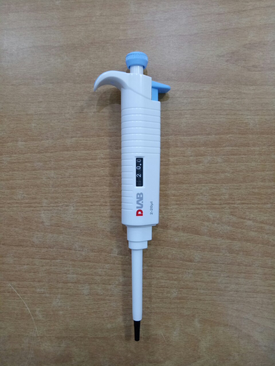 Dụng cụ hút mẫu Micropipette có hấp 1 kênh 2-20µL DLAB