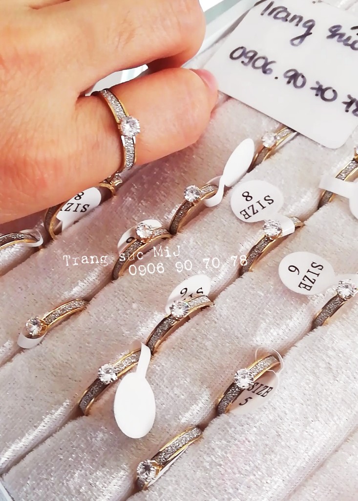Nhẫn titan phun cát đính xoàn mạ vàng