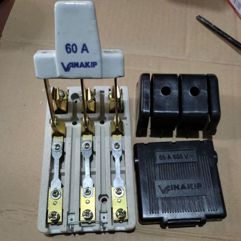 Cầu dao 3 pha 60a vinakip. Cực đúc. Đế sứ