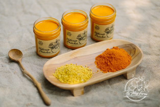 Turmeric honey mixed with pollen from mountain