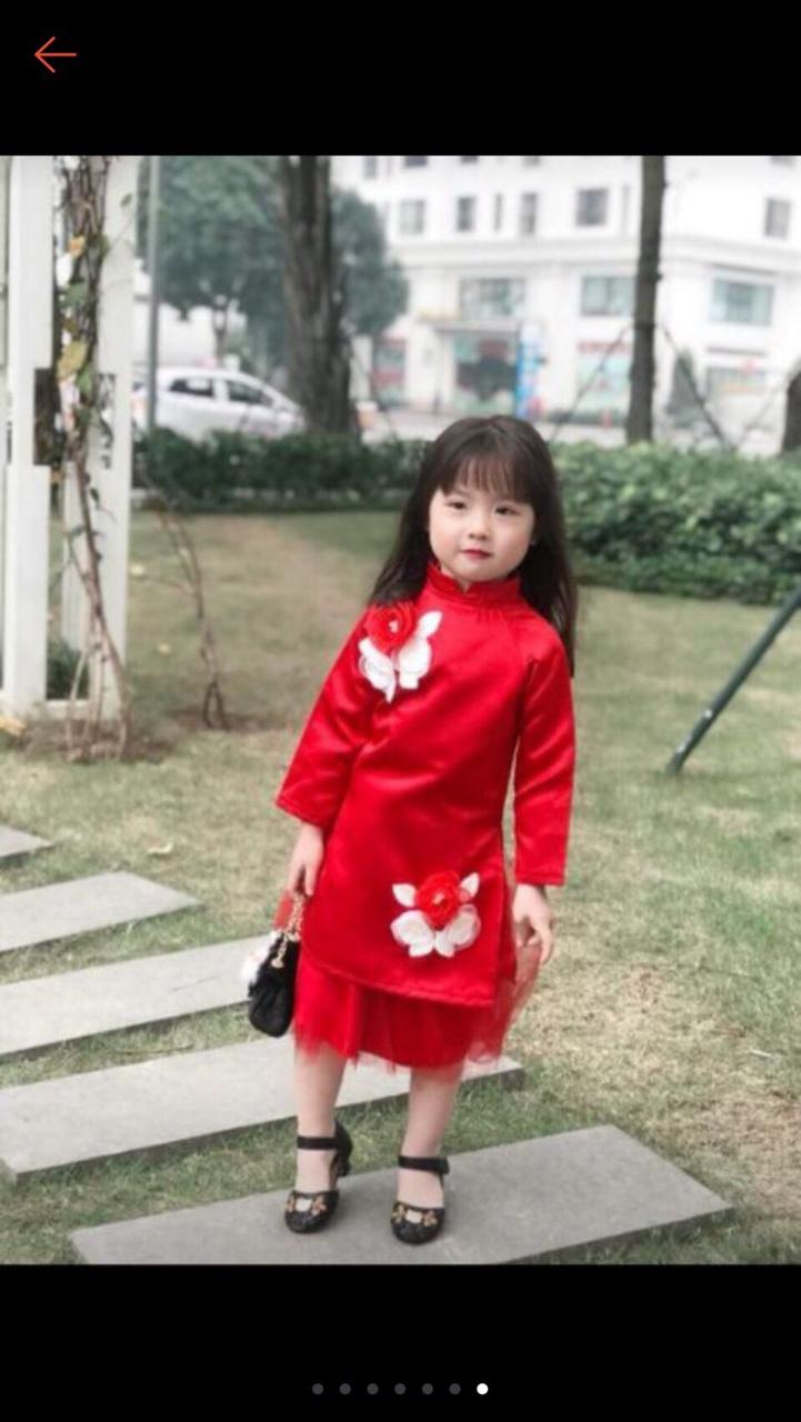 Áo dài cách tân đính hoa cho bé gái