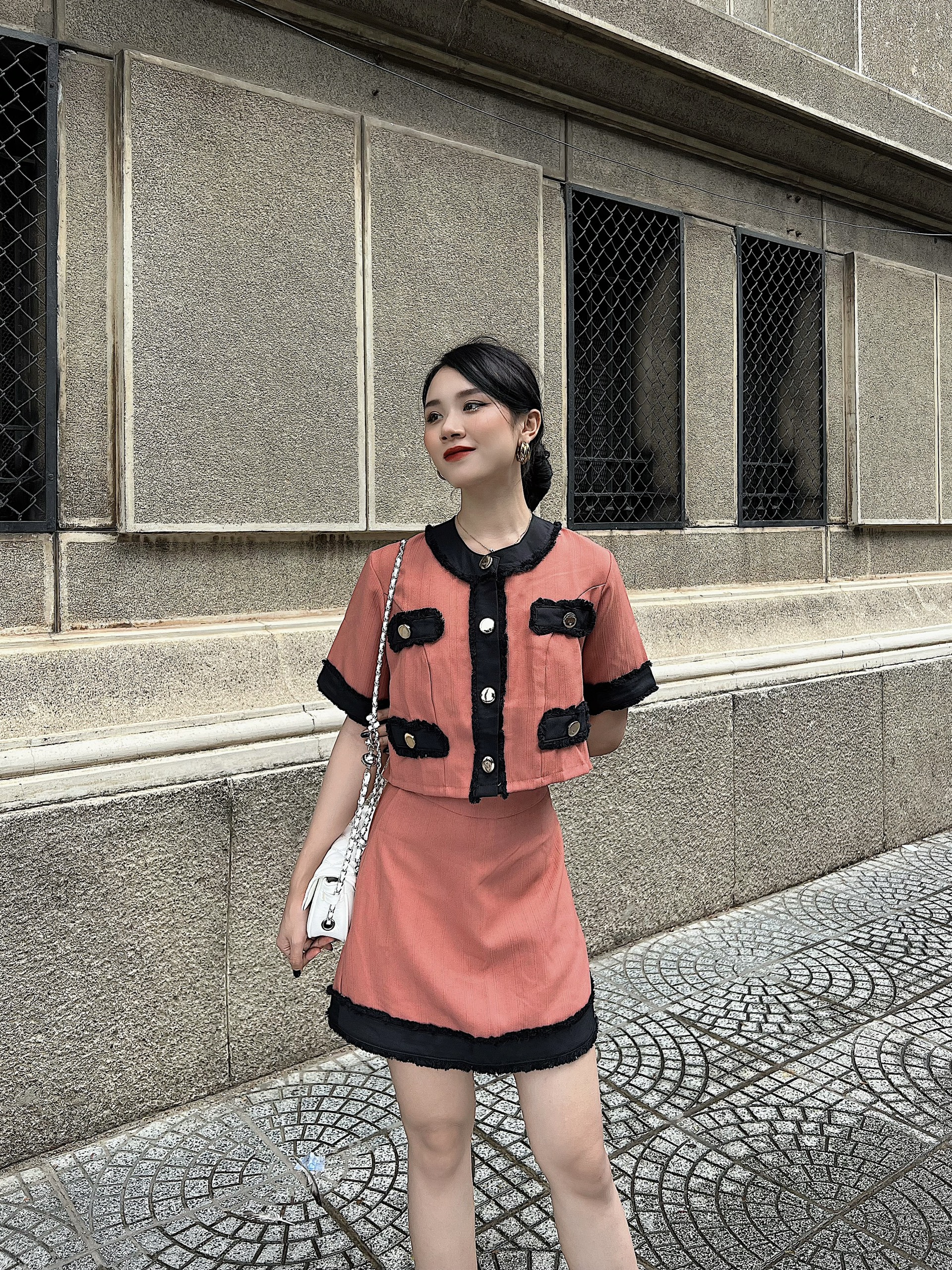 Set áo croptop phối nút+ chân váy ngắn phối viền đen _ ảnh shop chụp thật