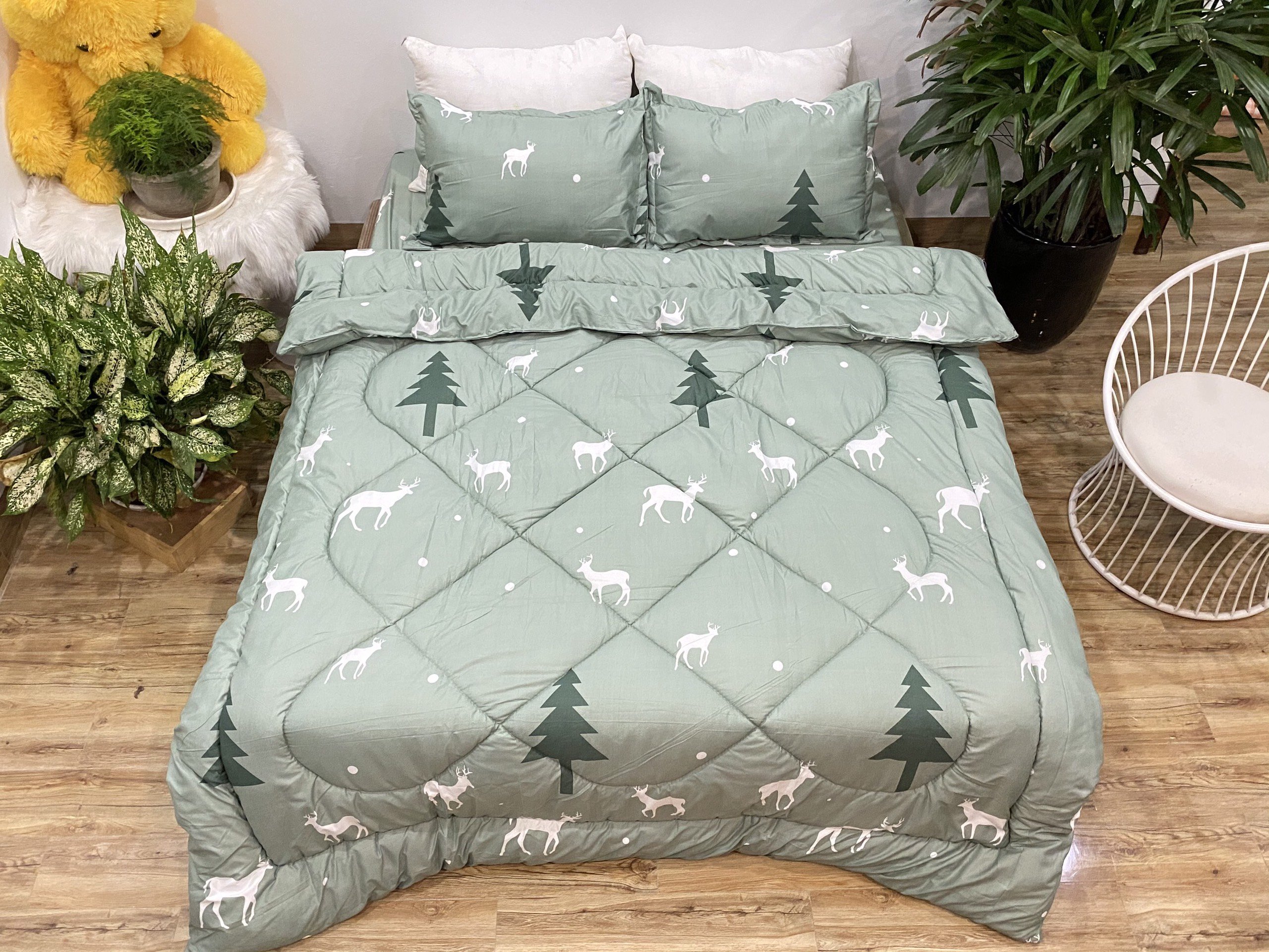 Bộ chăn phao ga gối 4 món,1 chăn 1 ga 2 vỏ gối nằm mẫu cây thông xanh