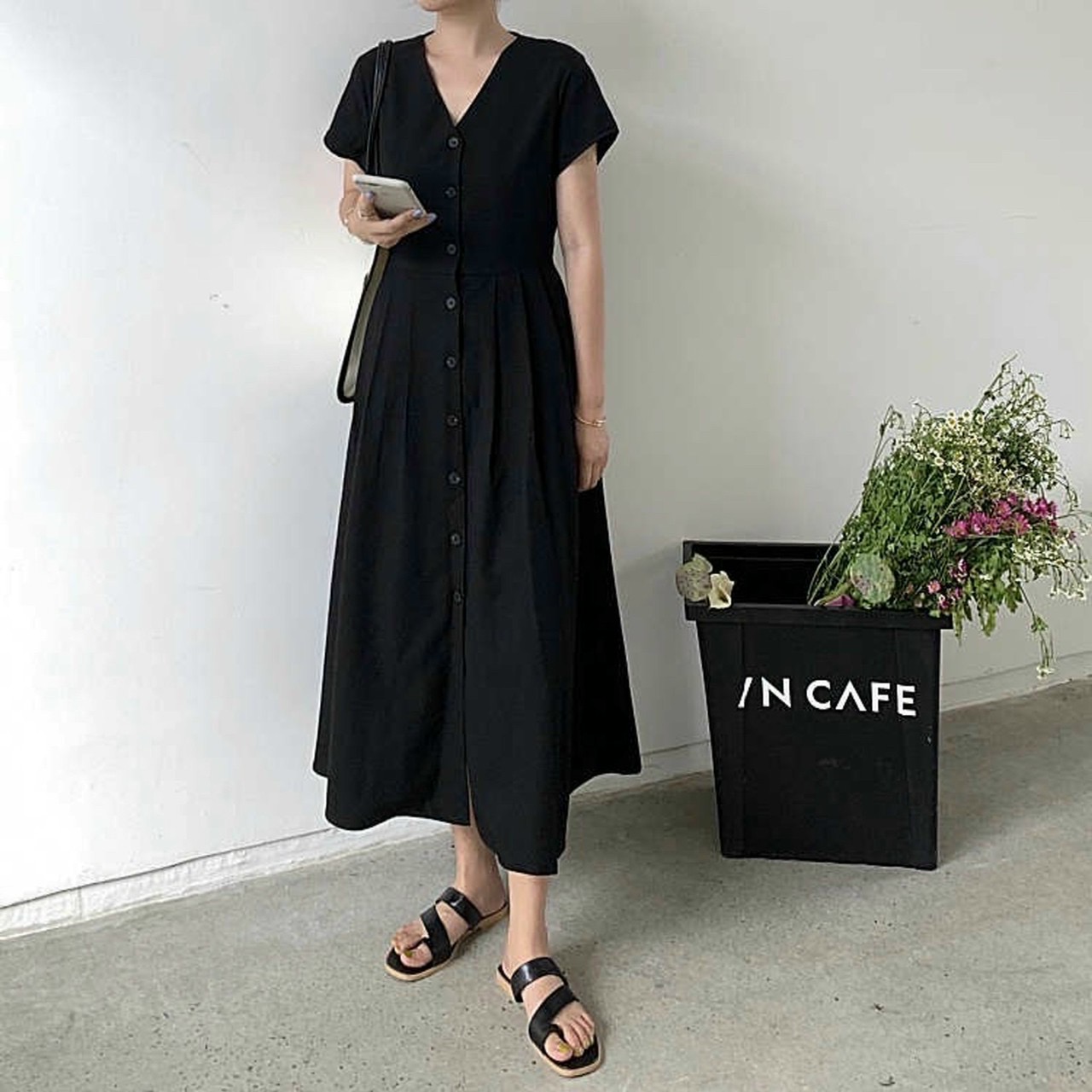 Đầm đen form dài nút sau