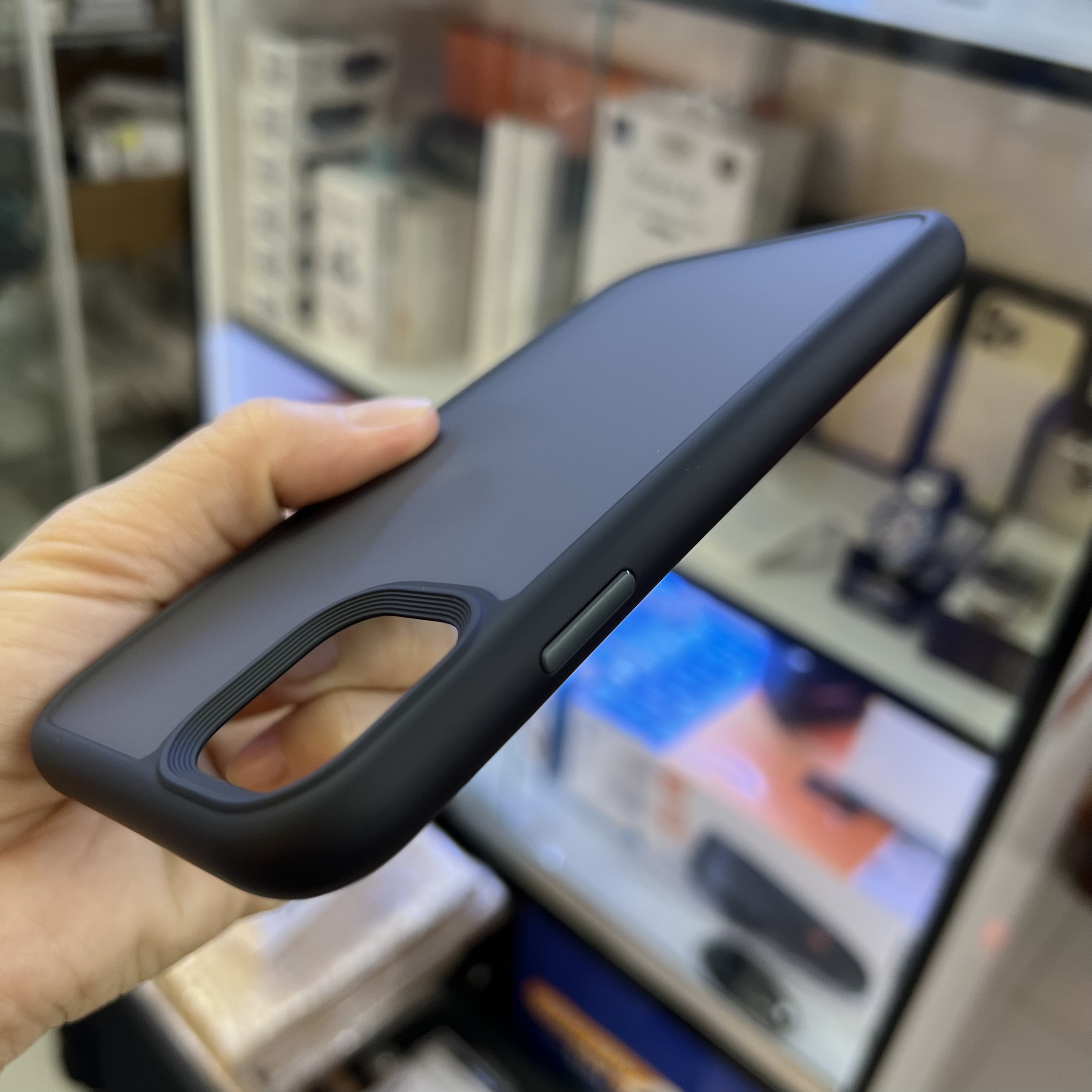 Ốp lưng iPhone 11 Likgus lưng nhám chống sốc tốt
