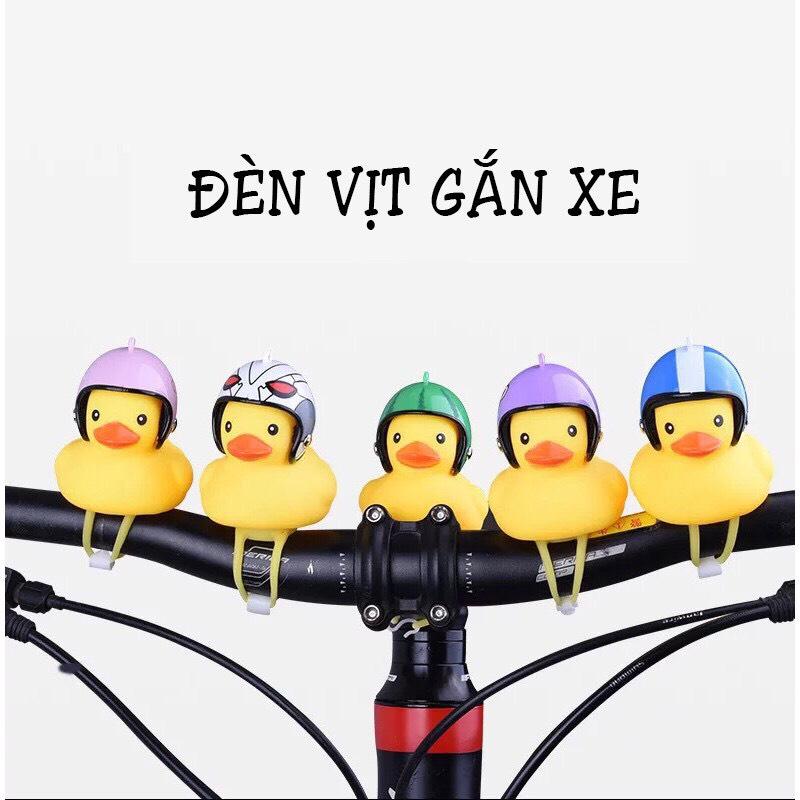 Vịt vàng đội mũ bảo hiểm gắn xe