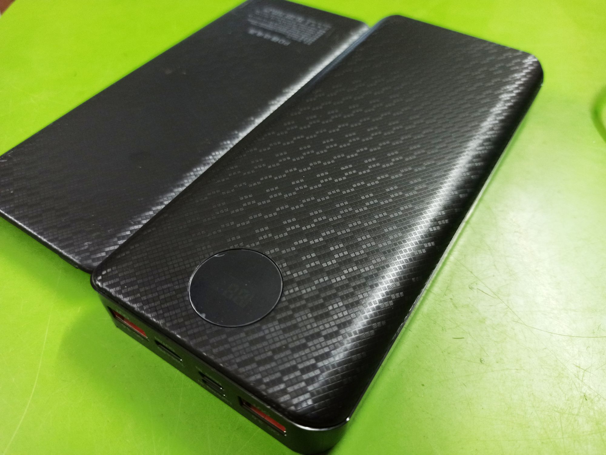 Box 8 cell sạc nhanh iphone type-c micro USB không pin đen