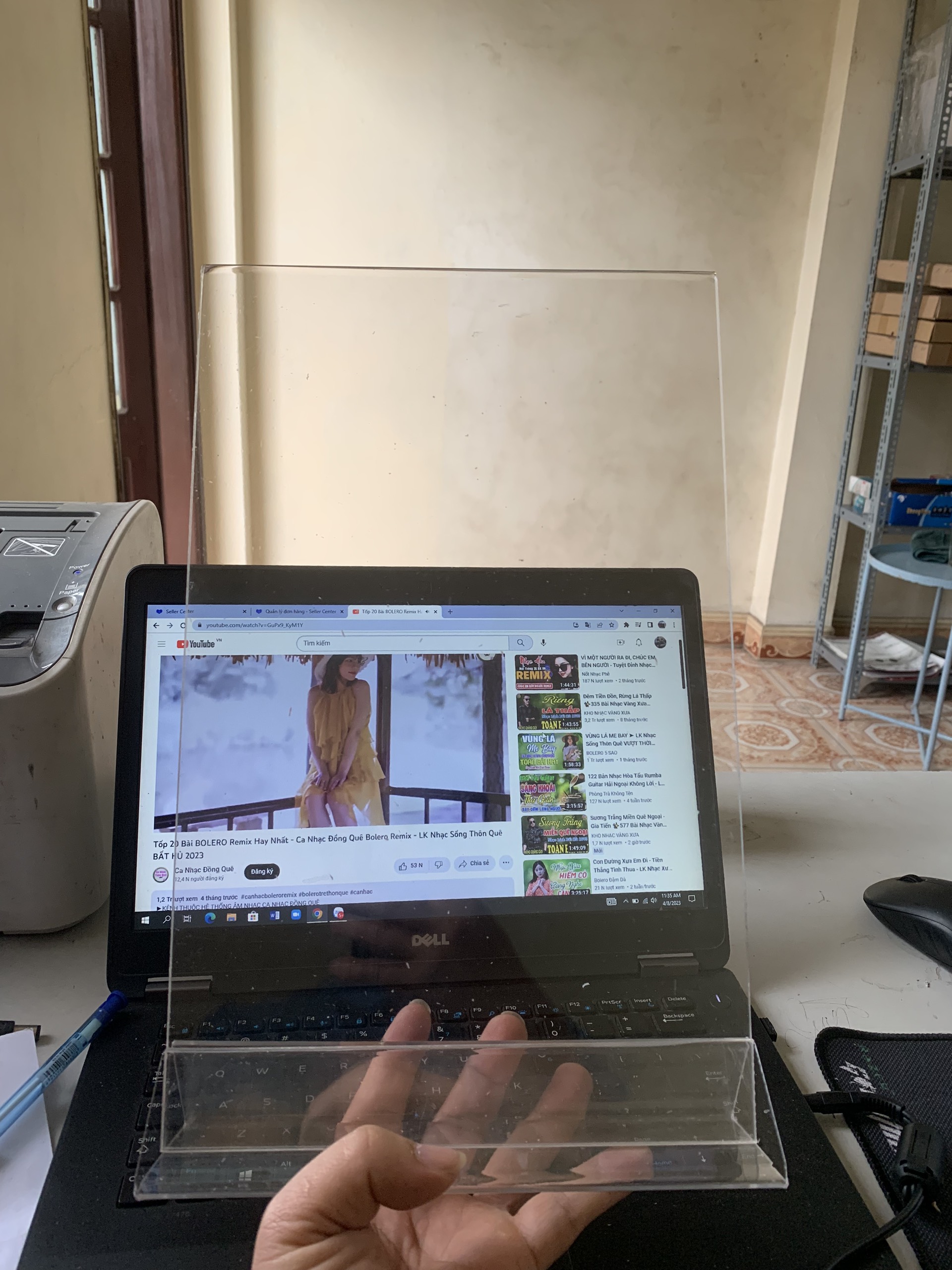 Menu mica A4 loại dọc đế trắng tam giác