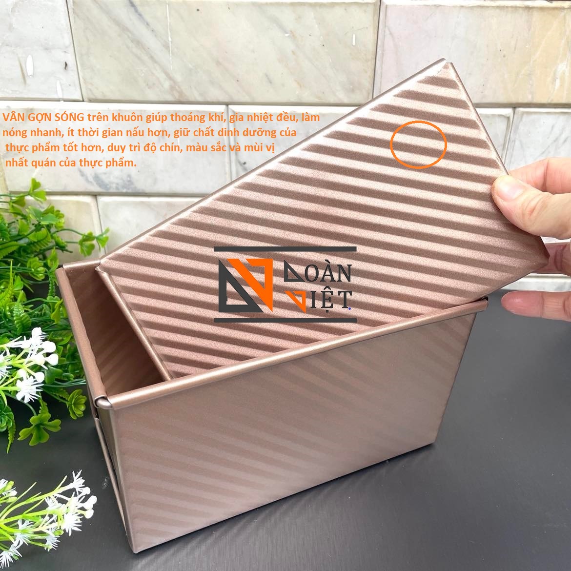 BÁNH MÌ SANDWICH vân GỢN SÓNG mẫu mới SIÊU ĐẸP CAO CẤP. Khuôn bánh mì gối Thép CARBON chống dính màu VÀNG Đồng SANG TRỌNG. Khay lớn với kích thước 20.5 x 12x 11cm