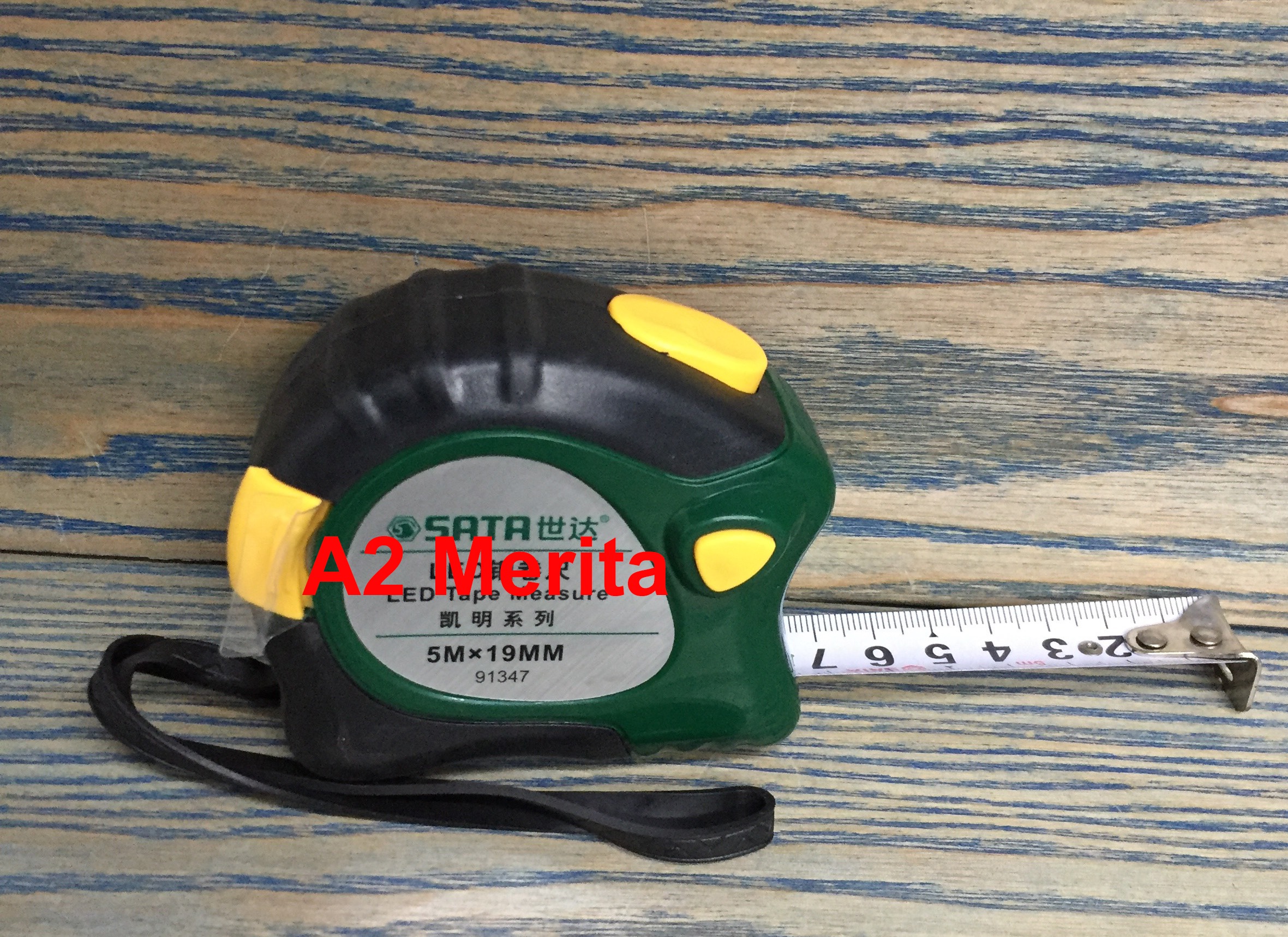 Thước cuốn thép có đèn LED 5.0m SATA 91347