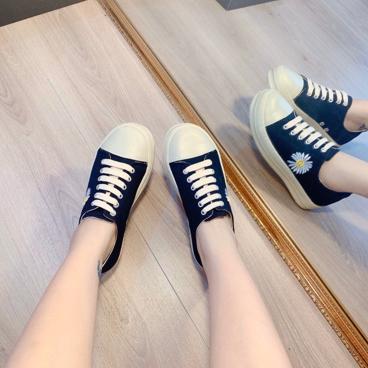 Giầy sneaker nữ Ro thêu hoa cúc