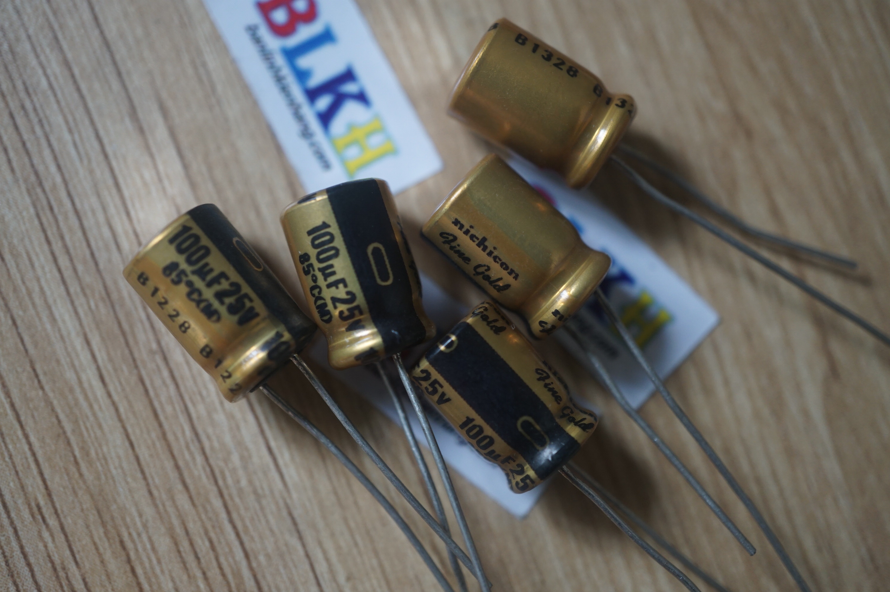 3 Tụ Hóa âm thanh Hifi 25V 100uF chính hãng Nichicon Find Gold