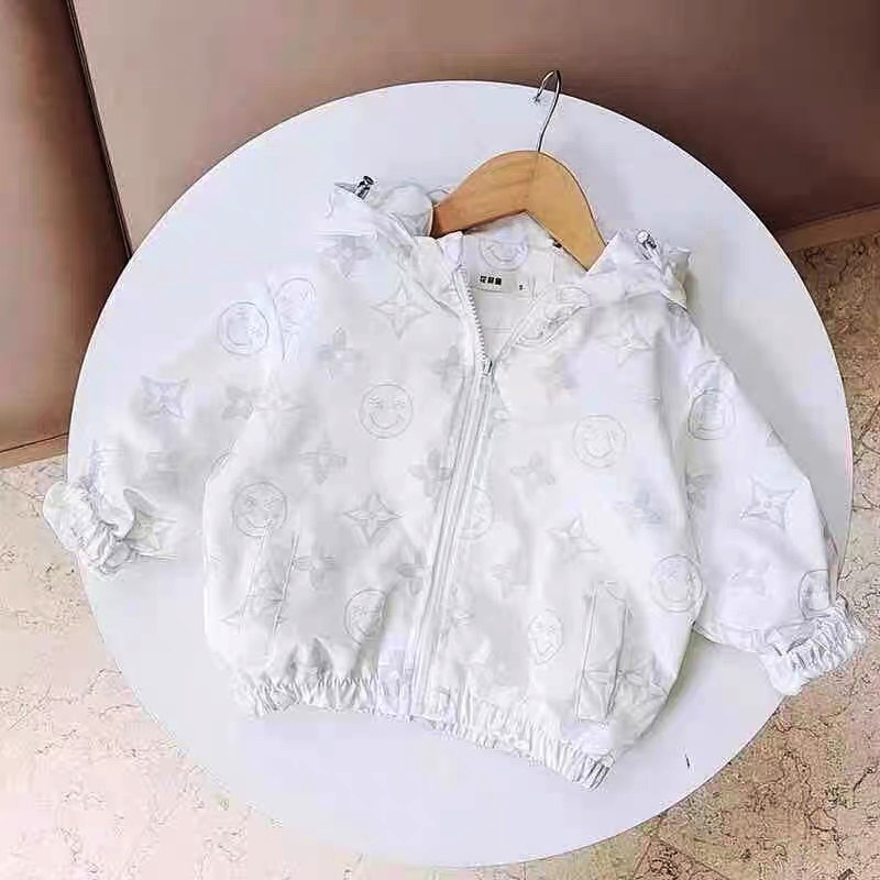 Áo khoác gió hoạ tiết lvv cho bé trai