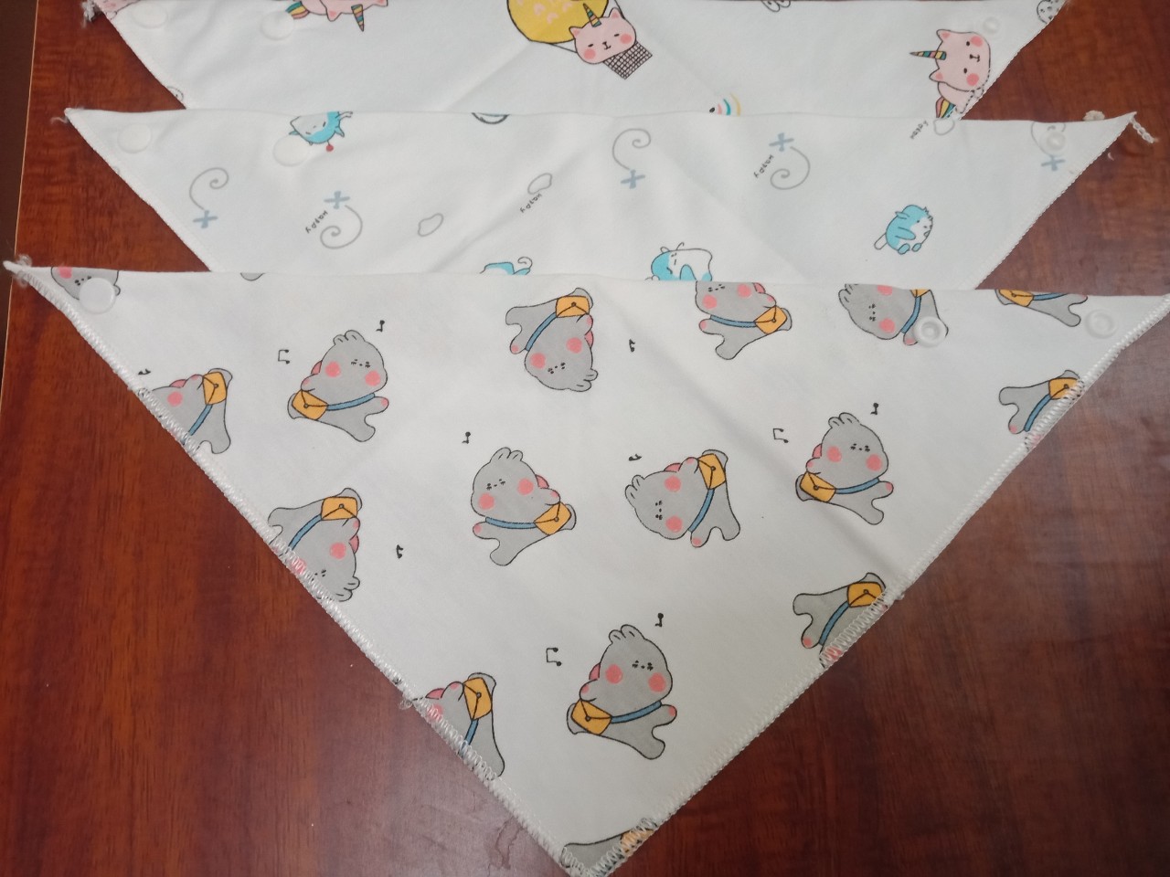 Khăn yếm tam giác cotton có cúc bấm