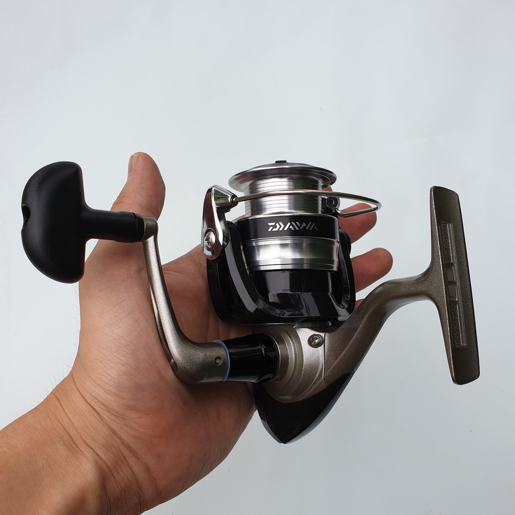 Máy câu cá daiwa strikeforce 2500-b và daiwa strikeforce 4000-b