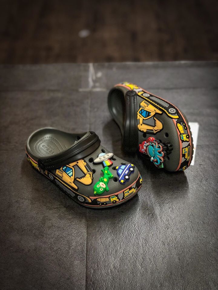 DÉP SỤC TRẺ EM CROCS- IN HÌNH XE CẨU