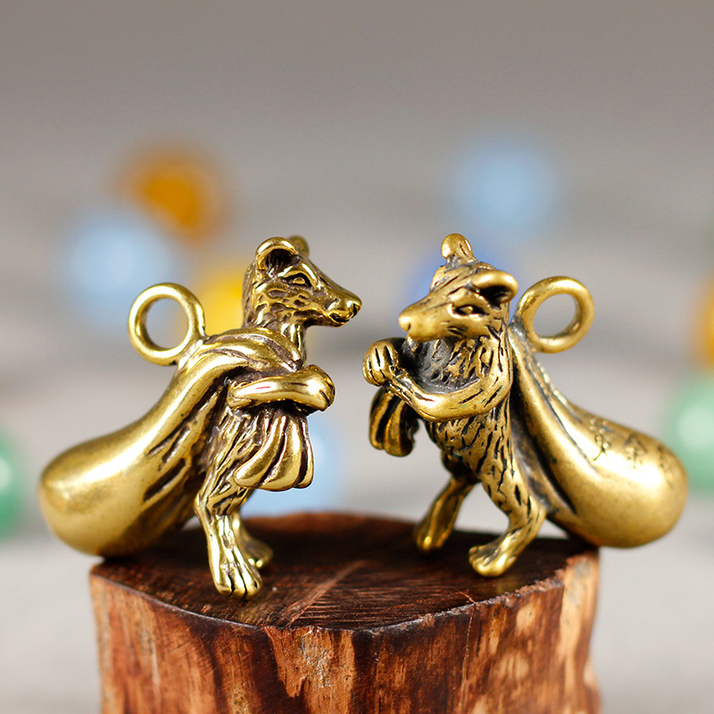 Tượng Nhỏ Bằng Đồng Hình Chuột Vác Túi Vàng (Kích Thước: 3.6 x 2.4cm)